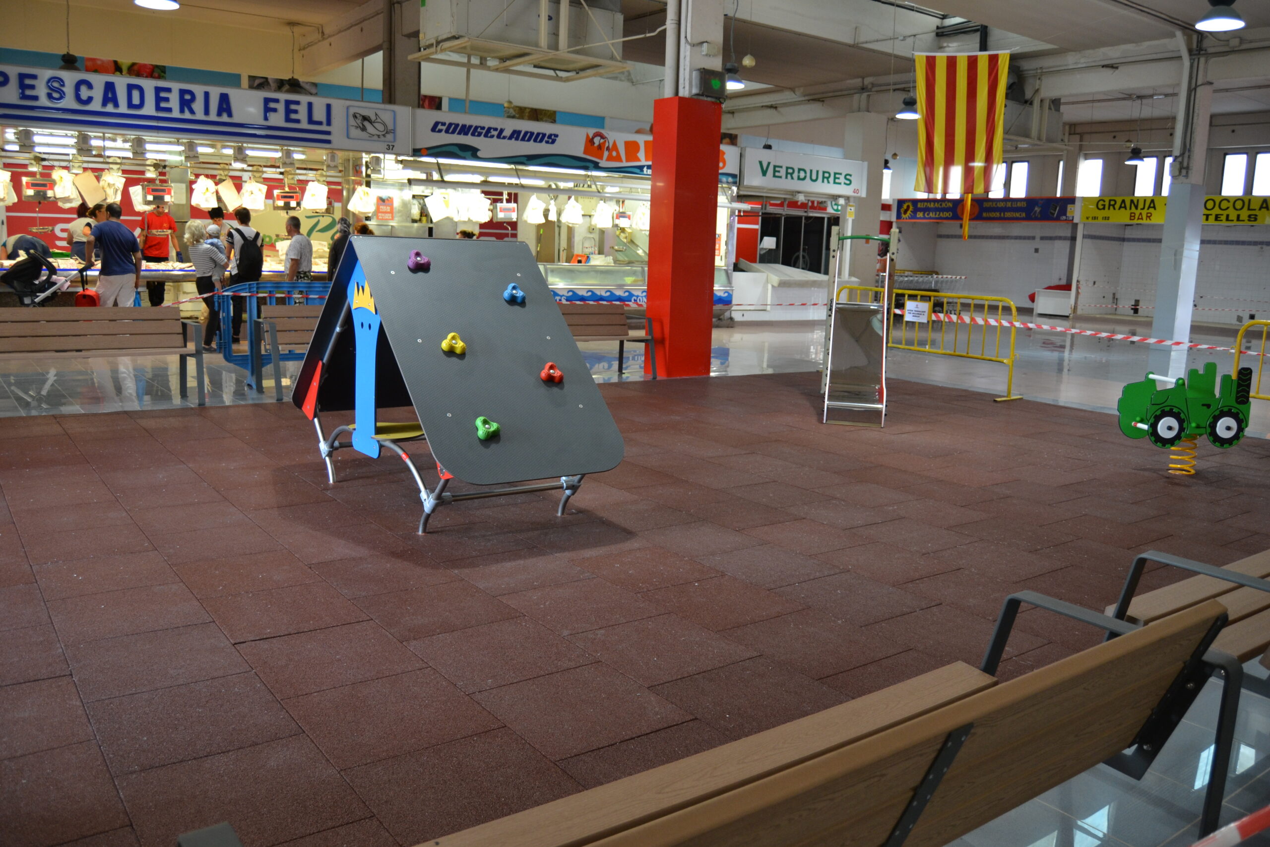 20181018 NP Acaben treballs nou espai infantil Mercat Carrilet foto3